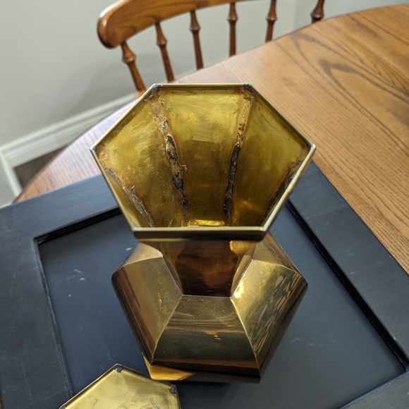 Brass Urn or Vase. Lid. Hexagon shape. 10 inches high. Light weight. - Picture 6 of 6